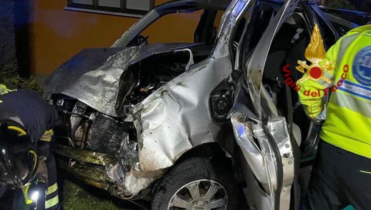 Incidente a Legnaro, schianto contro una casa: morto a 17 anni - 