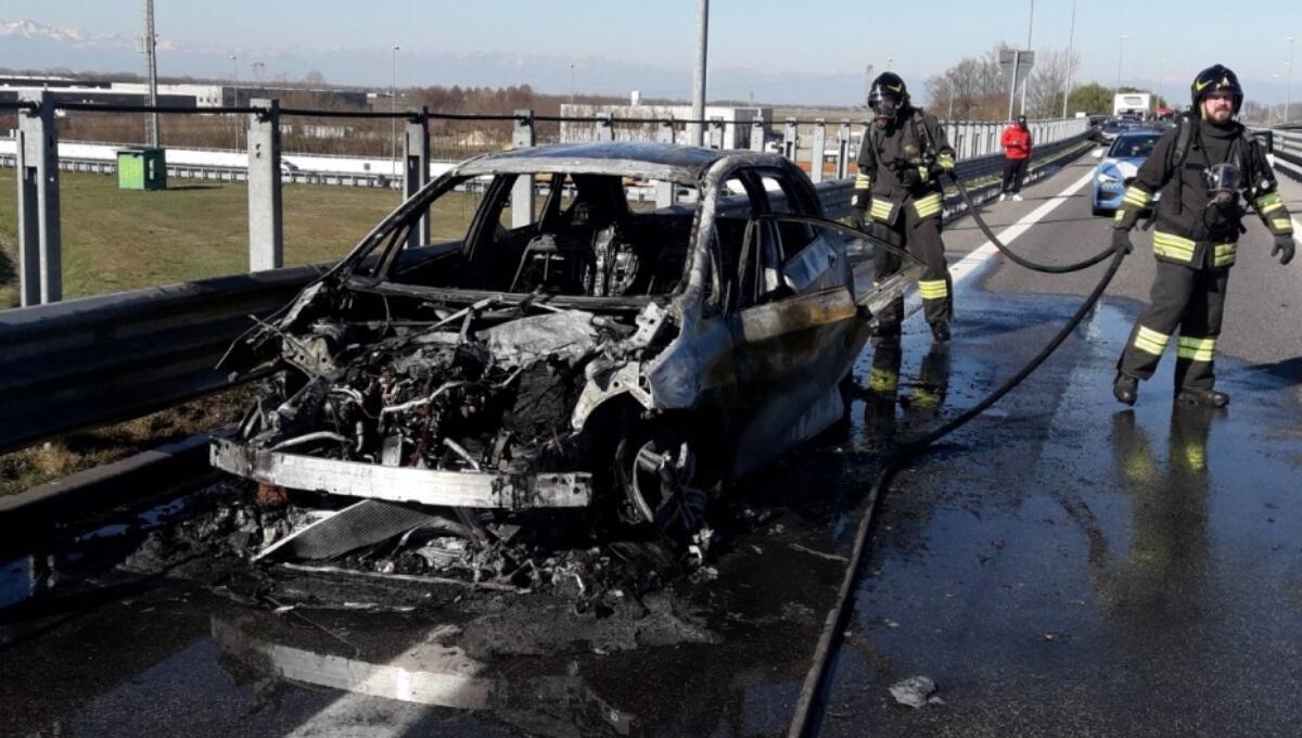 Latisana, incendio auto sulla A4: mezzo distrutto, conducente in salvo - 