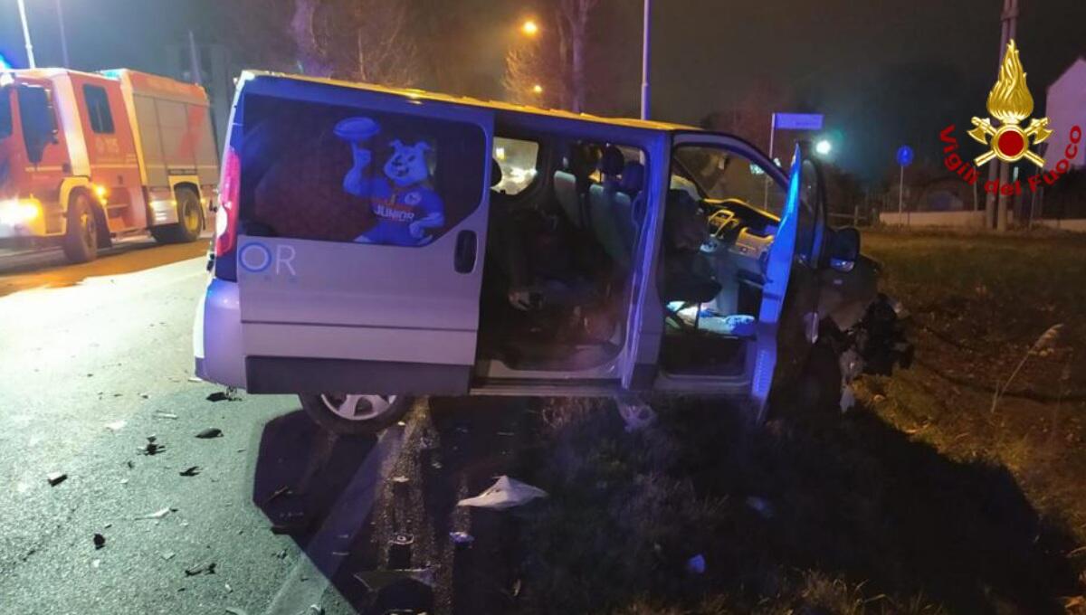 Scontro tra auto e furgone della società Rugby: 6 feriti, 4 tra gli 11 e 16 anni - 