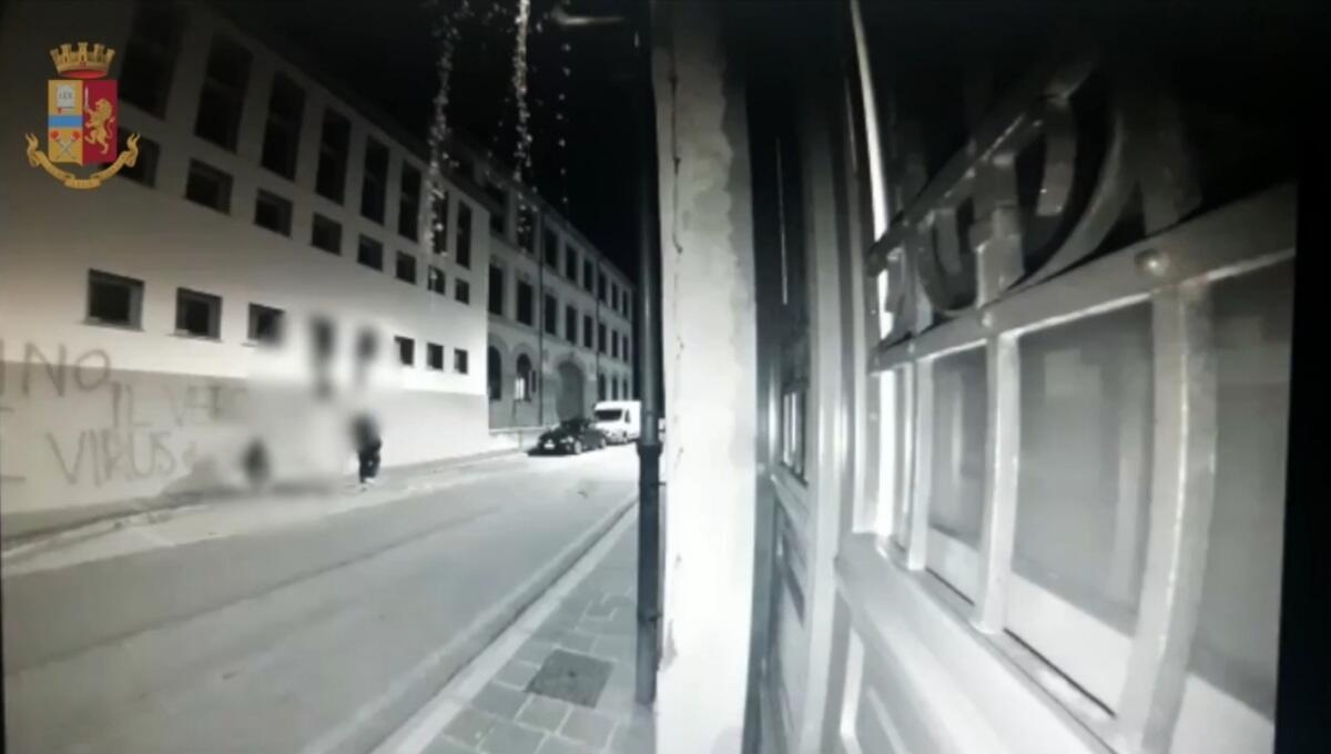 Scritte No vax a Dipartimenti e scuole: presi tre vandali - 