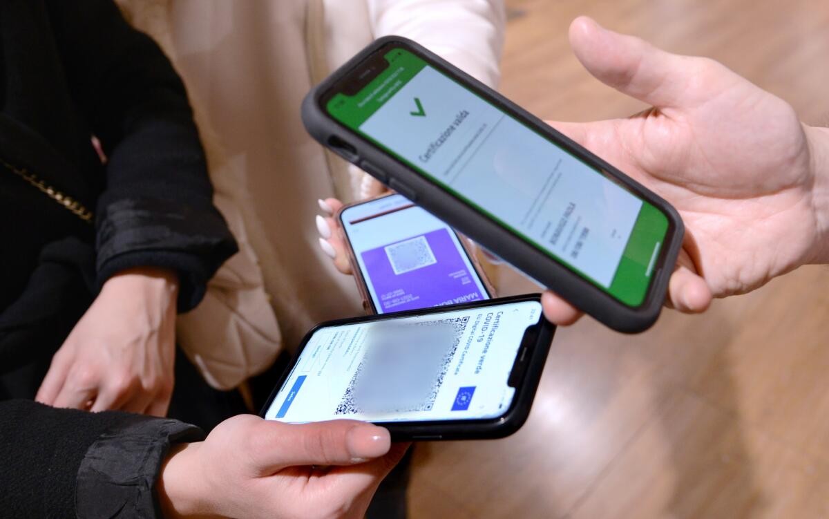 Green pass, per la primavera si pensa allo stop per negozi e banche - 