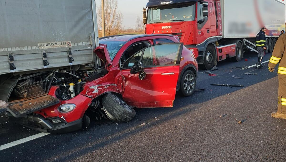 Incidente in A4 tra due mezzi pesanti e due auto: un "miracolato" - 