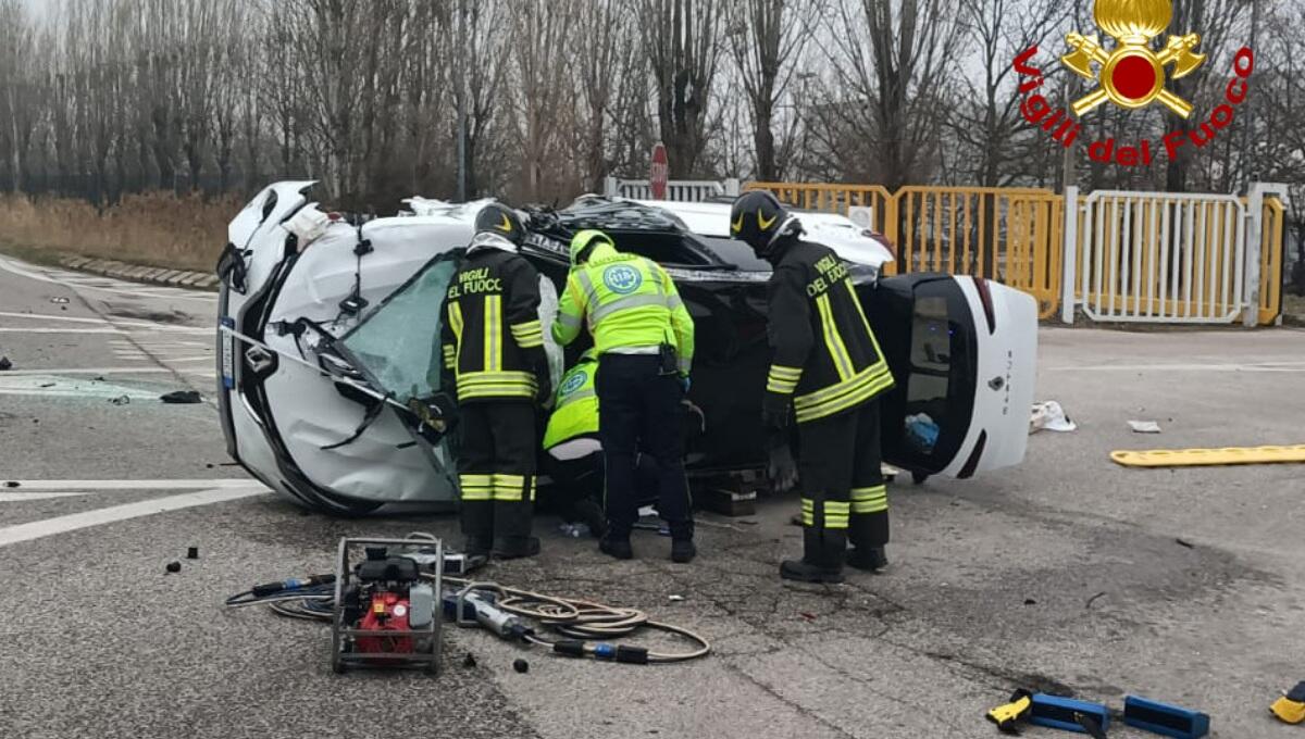 Violento scontro tra due auto: cinque persone ferite trasportate all'ospedale - 