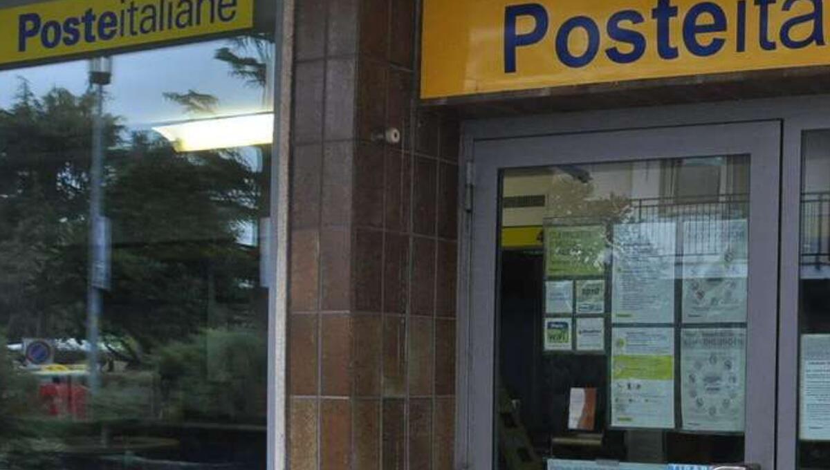 Trieste, 40 "no green pass" in protesta alle Poste: il direttore chiude gli uffici - 