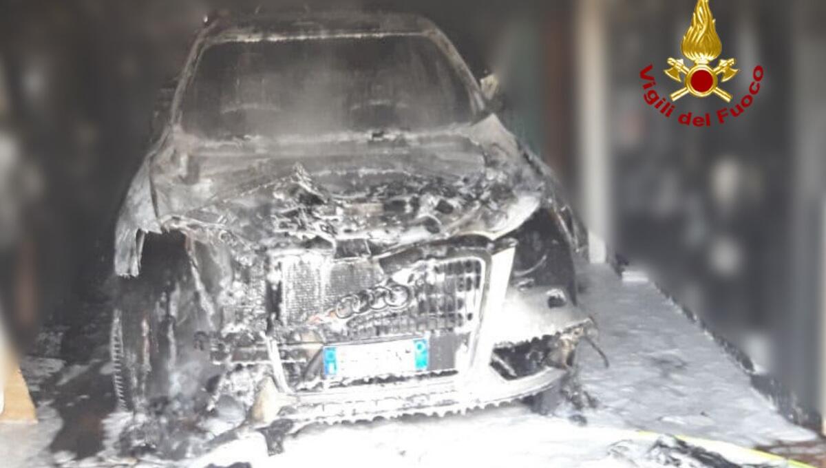 Incendio di un'auto all'interno del garage di un’abitazione: distrutta - 