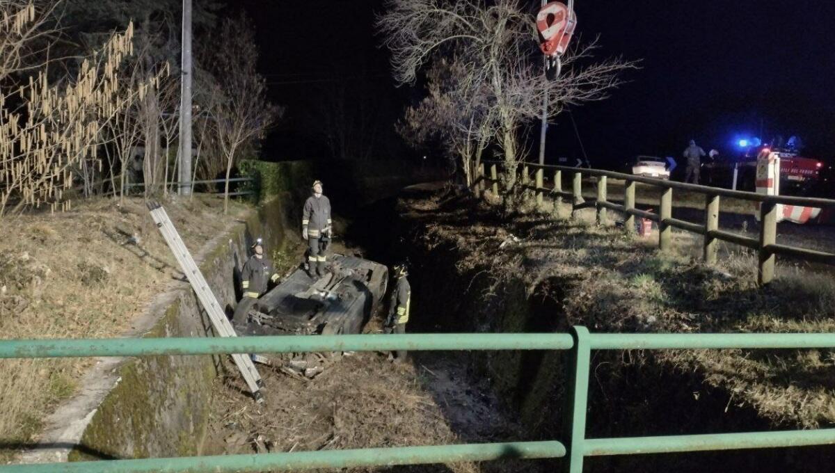 Perde il controllo dell'auto e finisce nell'alveo del canale: illeso - 