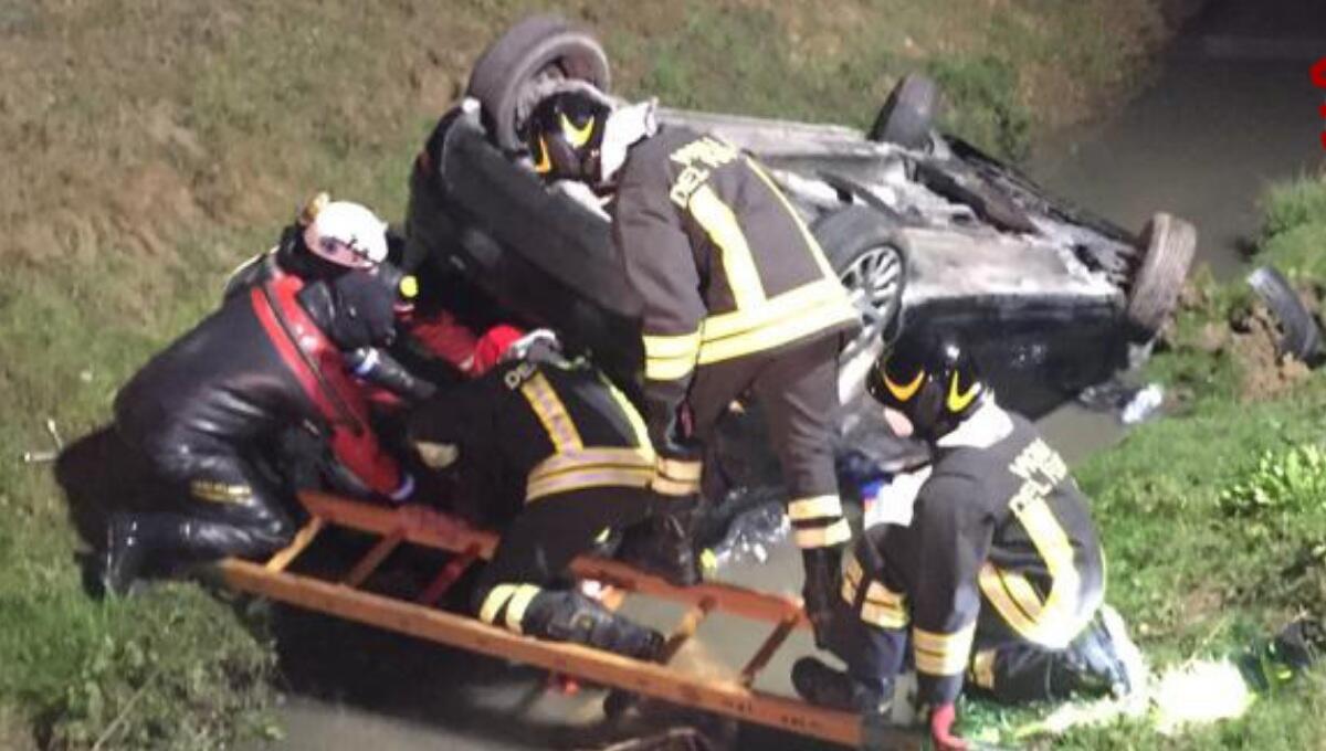 Finisce con l'auto nel canale si salva con la testa fuori dall'acqua - 