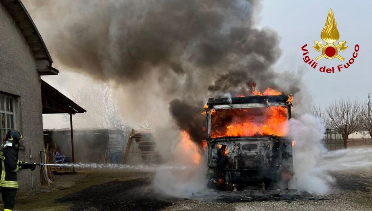 Incendio a Talmassons: a fuoco un autoarticolato, nessun ferito - 