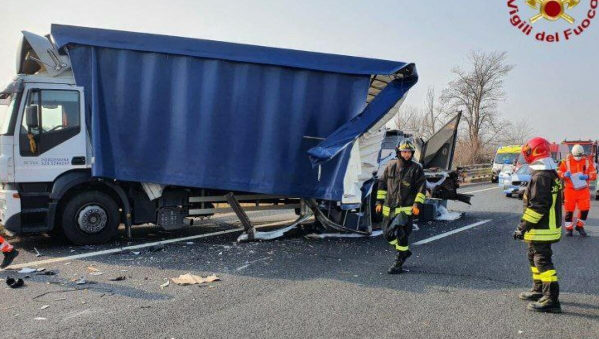 Incidente in A28, scontro tra due camion: nessun ferito - 