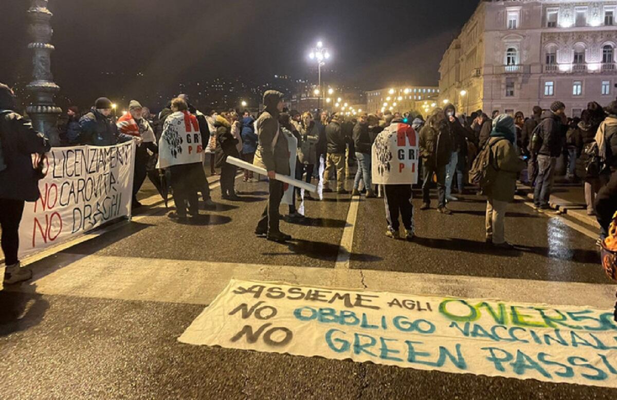 Ancora proteste 'No Green pass' a Trieste: corteo blocca il centro - 