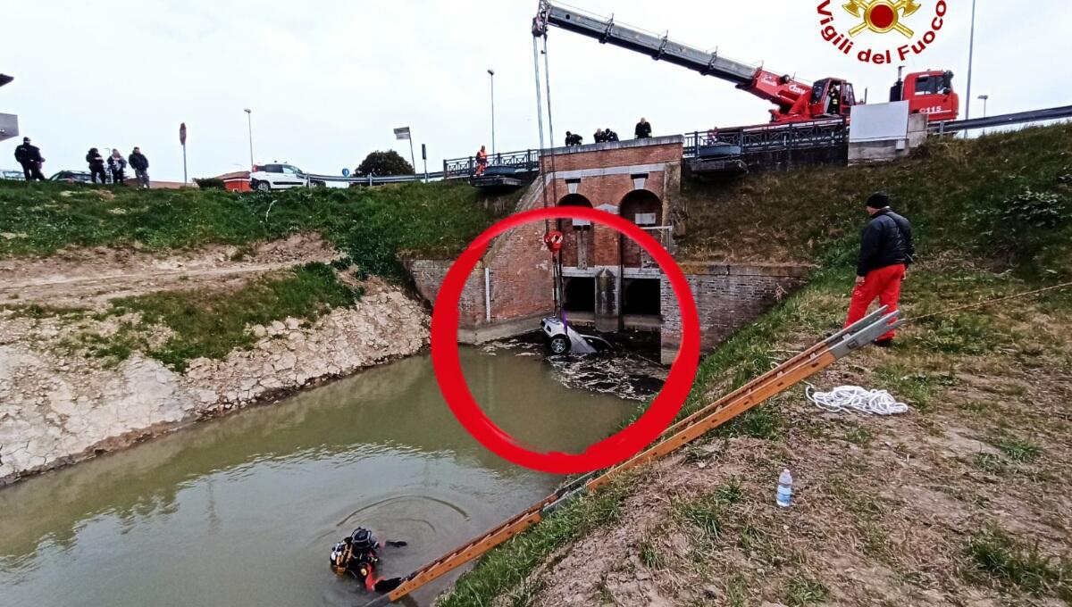 Parcheggio in pendenza e freno a mano fuori uso: auto nel canale - 