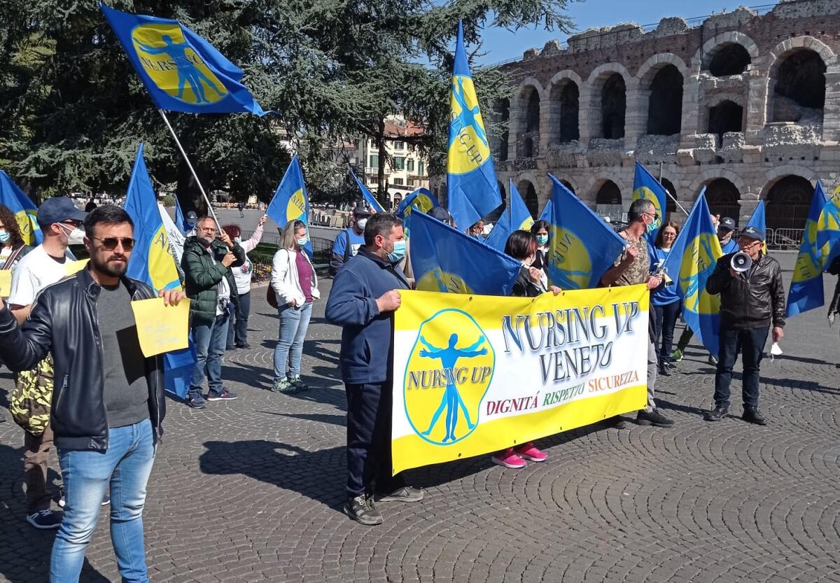 Infermieri, non si placa l'agitazione: questa mattina tutti in strada a manifestare - 