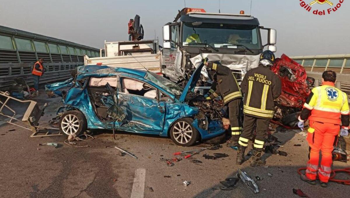 Tragico incidente in tangenziale: morta una donna, tre feriti - 