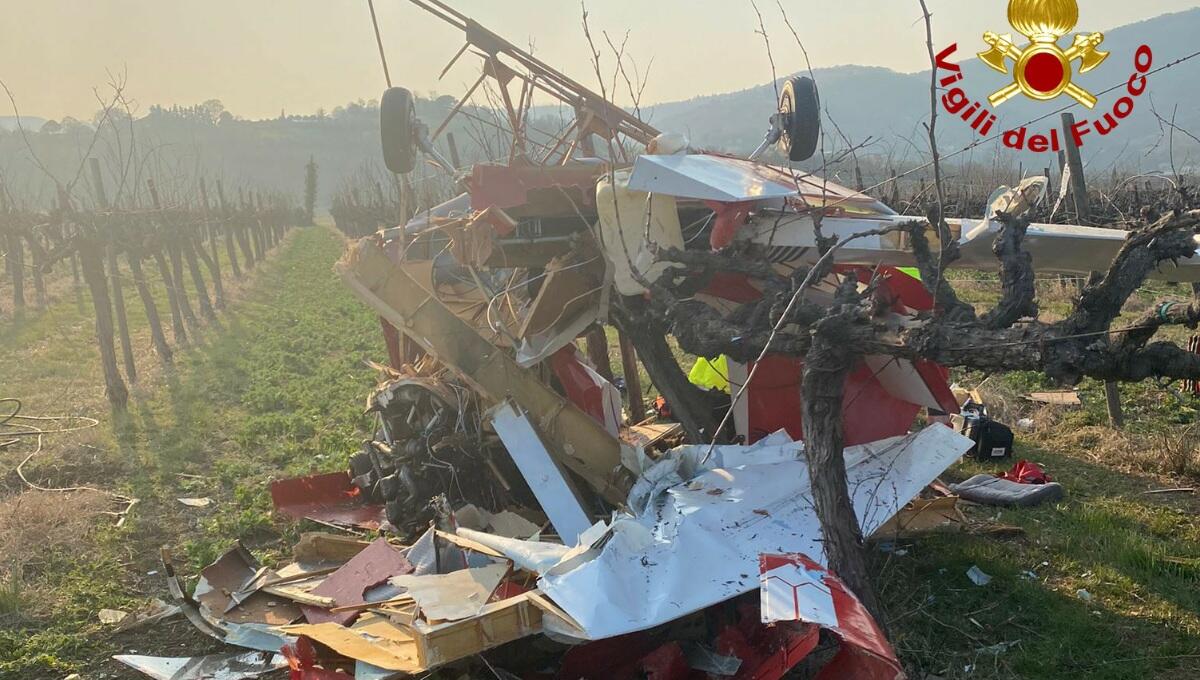 Ultraleggero si schianta in un vigneto: morto il passeggero, gravissimo il pilota - 