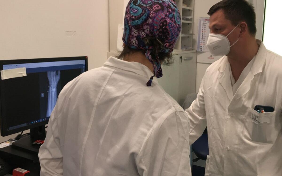 Fugge dai bombardamenti e si frattura i polsi: operata a Verona - 