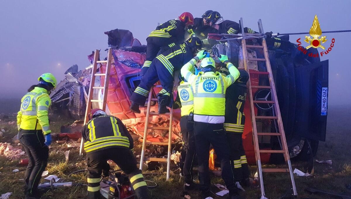 Si rovescia un camion autocisterna: autista incastrato nella cabina - 