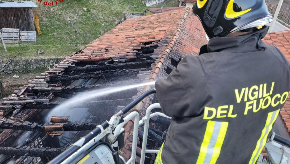 Incendio di sterpaglie si estende al magazzino di una ditta di tappezzeria - 