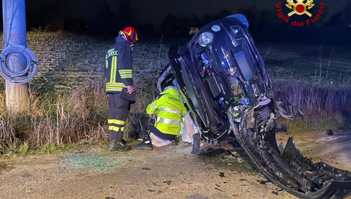Violento scontro tra 2 auto, Fiat 500 si ribalta: conducente incastrata - 