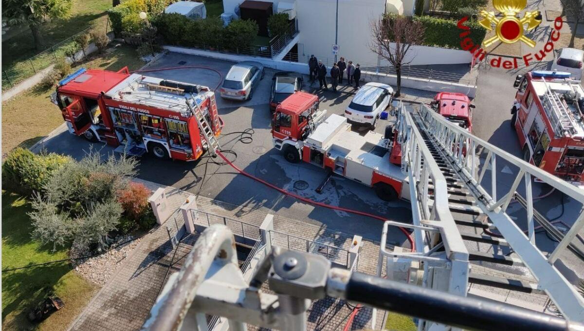 Incendio in una villetta a schiera a Fontanafredda, i pompieri domano le fiamme - 