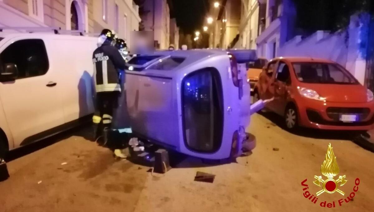 Si schianta contro due auto in sosta, poi si ribalta: ferita 21enne - 