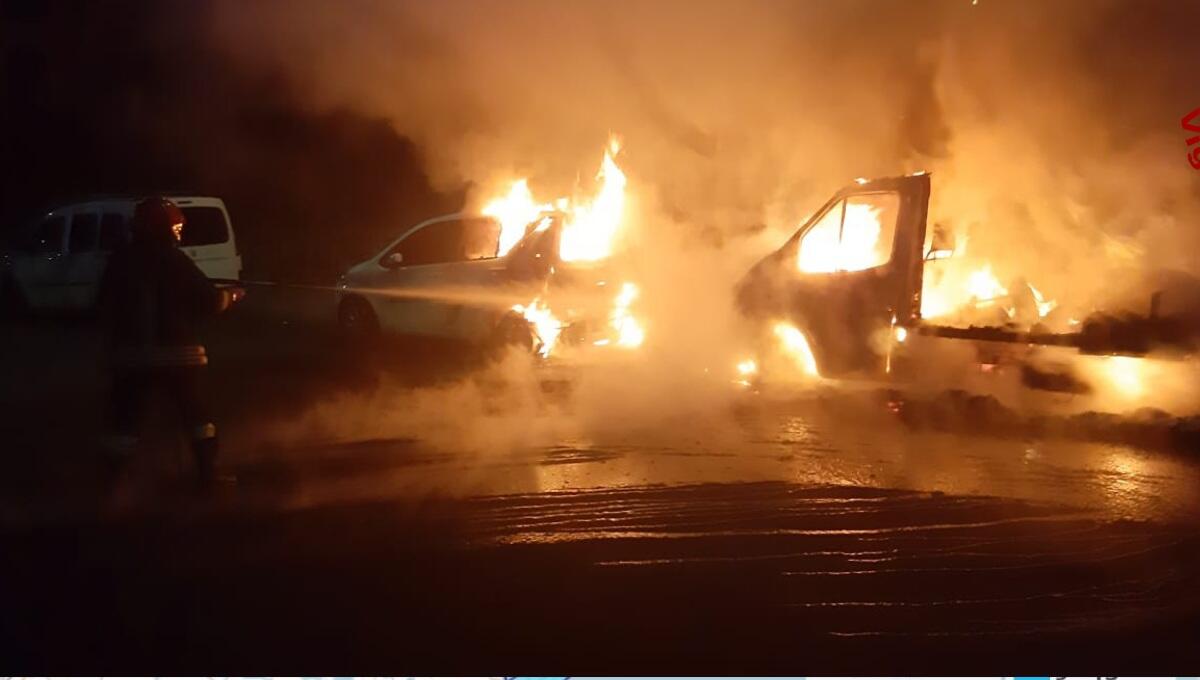 A fuoco un camper e due auto nel cuore della notte a Trieste - 