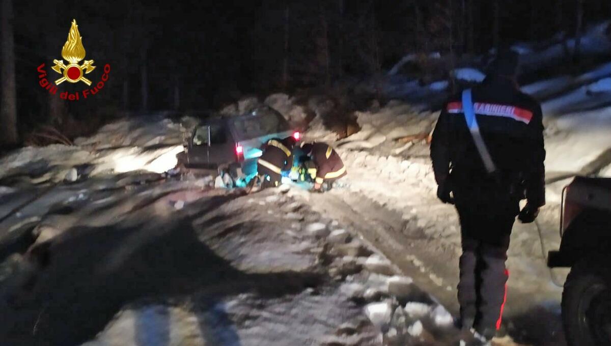 Famiglia con due bambini bloccati con l'auto nella neve - 