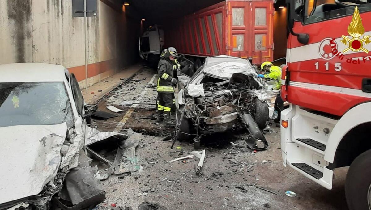 Scontro tra due auto e un camion: deceduto l'automobilista - 