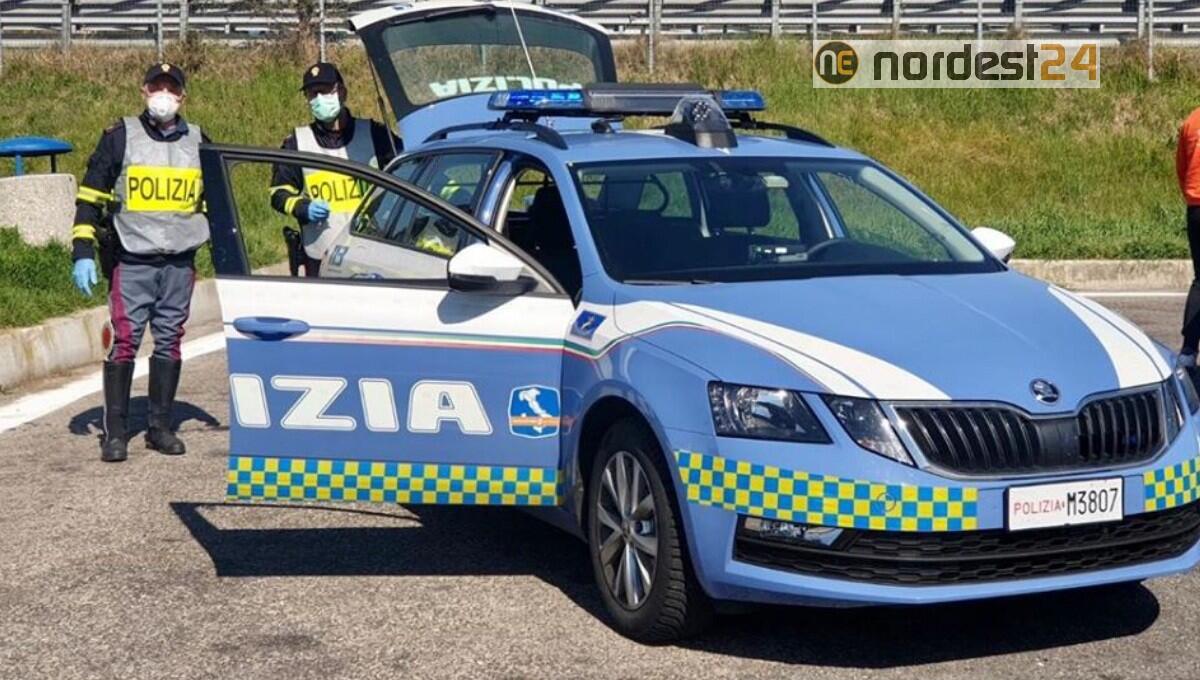 Trasporta merci in A28 senza autorizzazione, veicolo privo di revisione e pneumatici usurati: maxi multa e fermo amministrativo - 