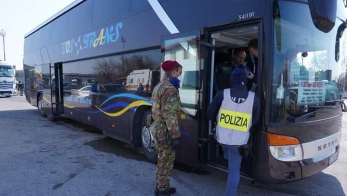 Ucraina, al valico di Fernetti bus con donne e bimbi da Zaporizhzhia - 