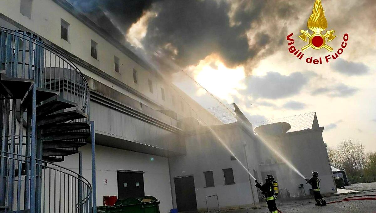 Incendio sulla copertura del Planet Fun a Zoppola di Pordenone - 
