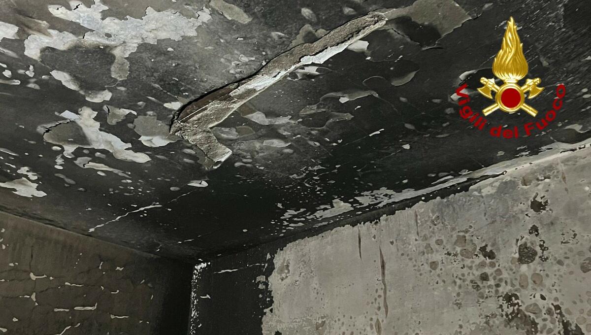 Incendio in casa, pompieri salvano un uomo, ma è gravissimo - 