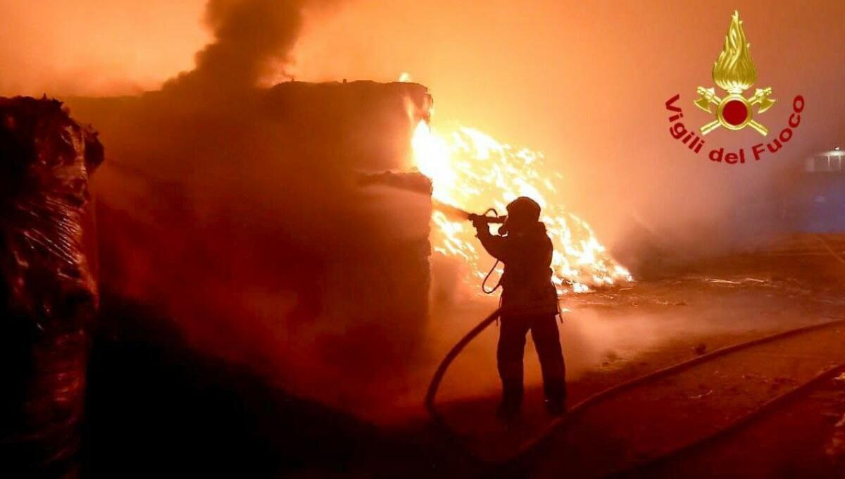 Incendio in un capannone a San Vito al Tagliamento, bruciano rifiuti industriali - 