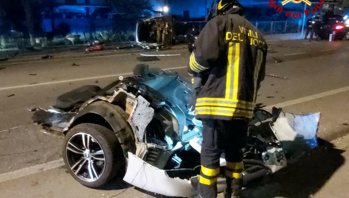 Violento schianto, l’auto si rovescia e si spezza: 23enne gravissimo - 