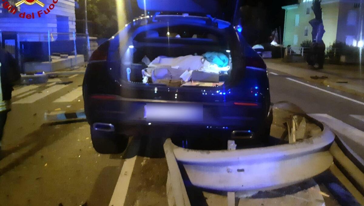 Si schianta contro il semaforo ed il guard rail spartitraffico: un ferito - 