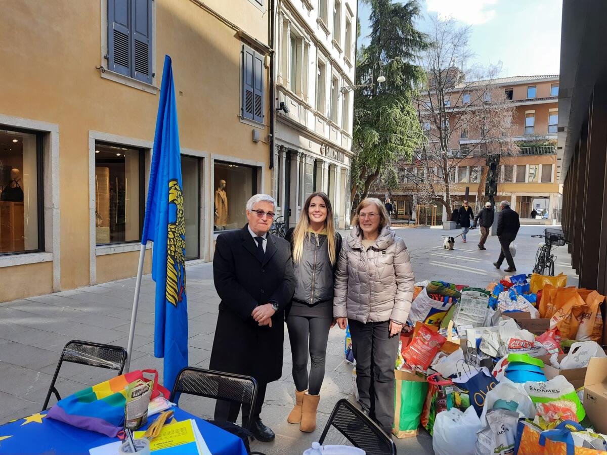 Oltre una tonnellata e mezza di cibo per cani e gatti portati in salvo dai bombardamenti russi - 