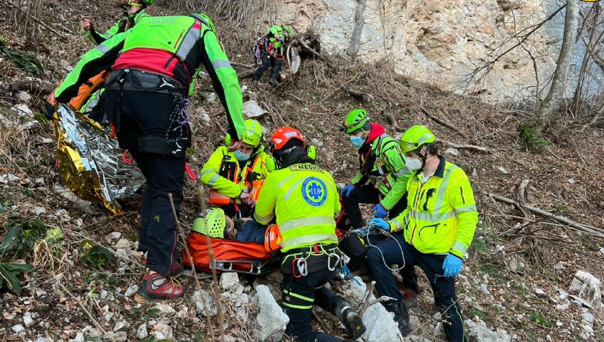 Vola per 30 metri e si schianta sulle rocce: impegnativo intervento di soccorso - 