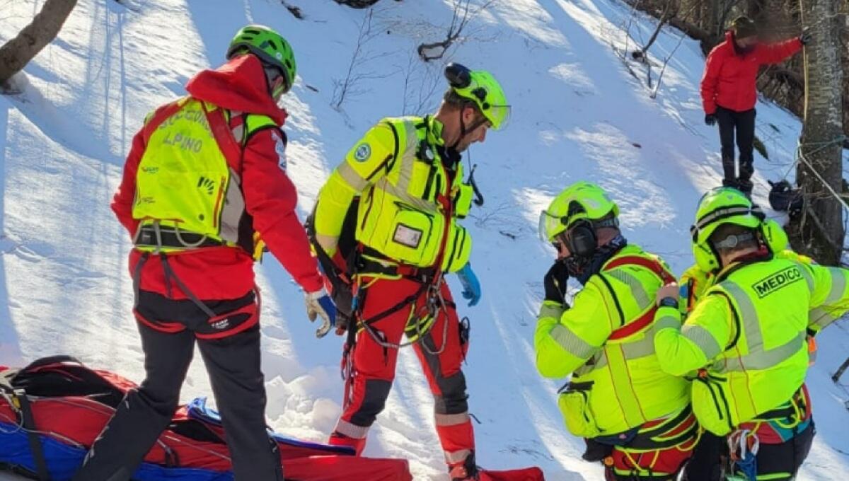 Scivolano sulla neve, in gravi condizioni due donne - 