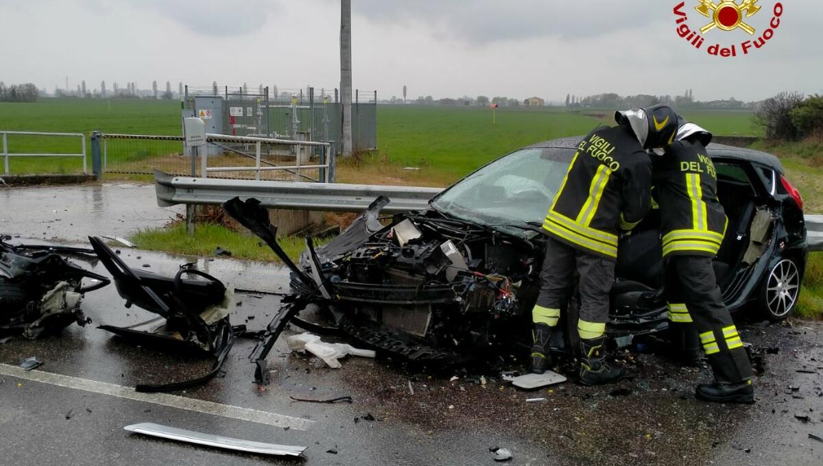 Scontro frontale tra due auto e una bisarca fuoristrada - 