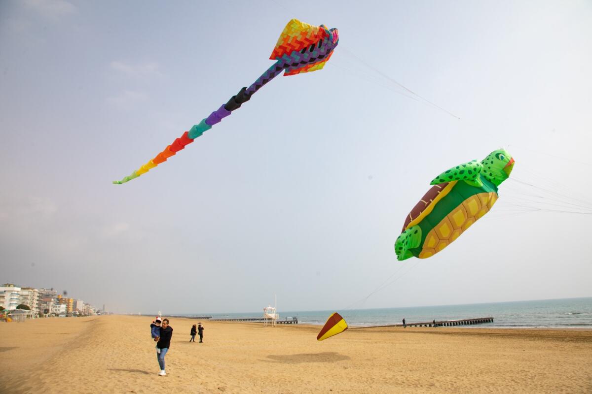 Il cielo di Jesolo si colora con il più grande Festival degli aquiloni del Nord Italia - 