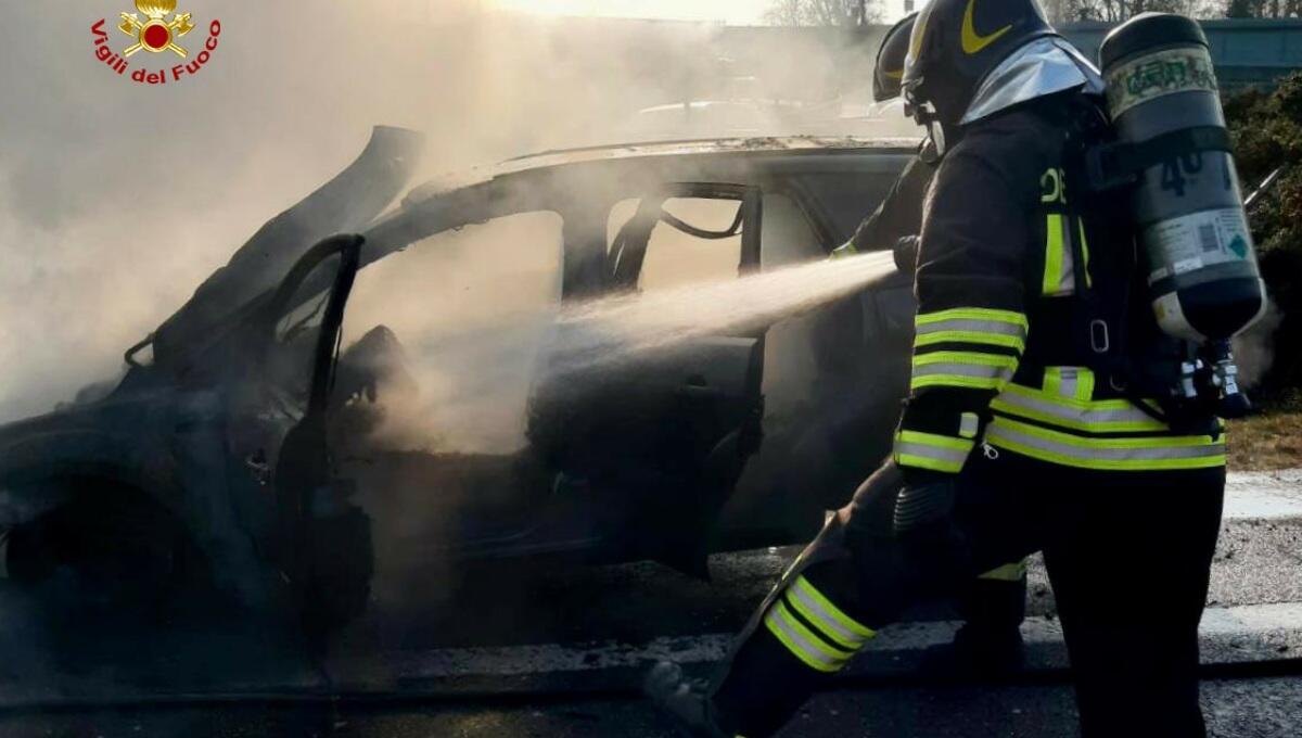 Auto avvolta dalle fiamme in tangenziale: in salvo il conducente - 