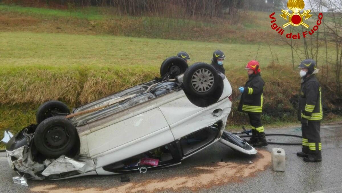 Due auto si scontrano, una si rovescia: ferita una donna - 
