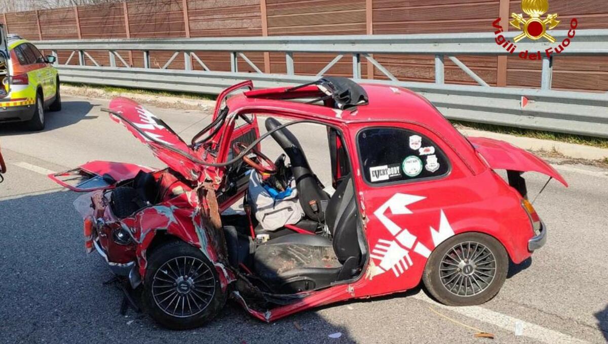 Scontro tra una Fiat 500 storica e un’altra autovettura: un ferito incastrato - 
