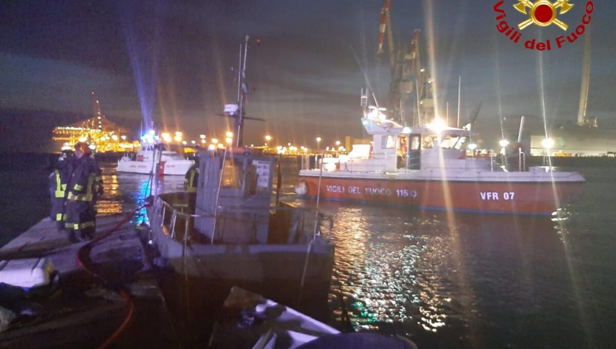 Incendio a Trieste, brucia una barca d’appoggio di un peschereccio - 