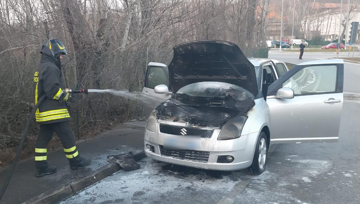 Principio d'incendio di un'autovettura, una Suzuki Swift: nessun ferito - 