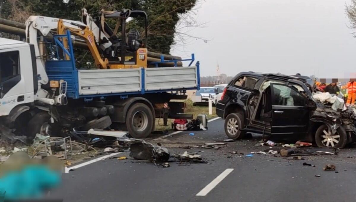 Scontro frontale tra auto e camion: morti i 2 giovani Manuel Cari e Chiara Materassi - 