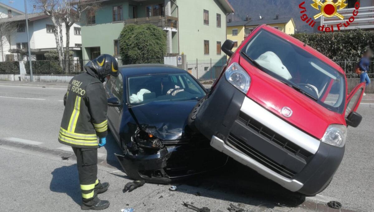 Doppio incidente in Carnia, scontro ad Ampezzo e Tolmezzo: 3 feriti - 