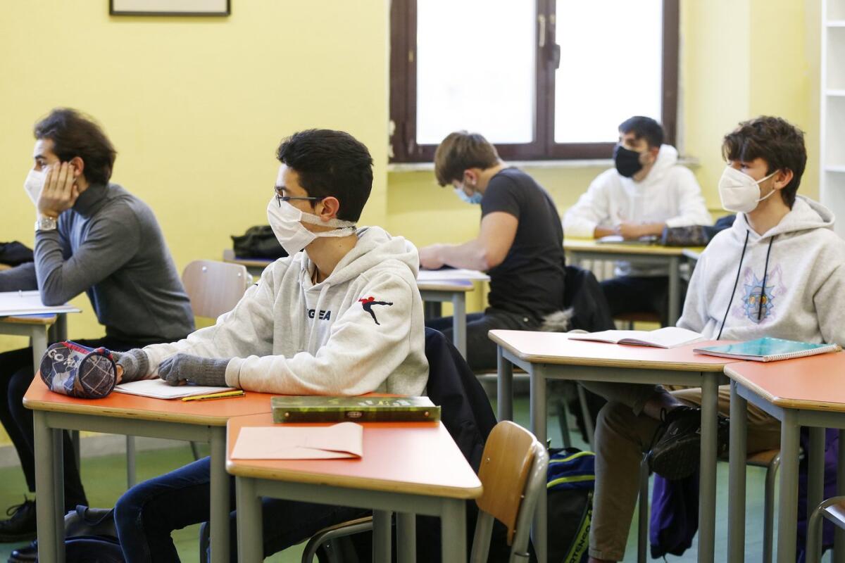 Dal 1 aprile i professori non vaccinati tornano a scuola, ma non possono insegnare - 