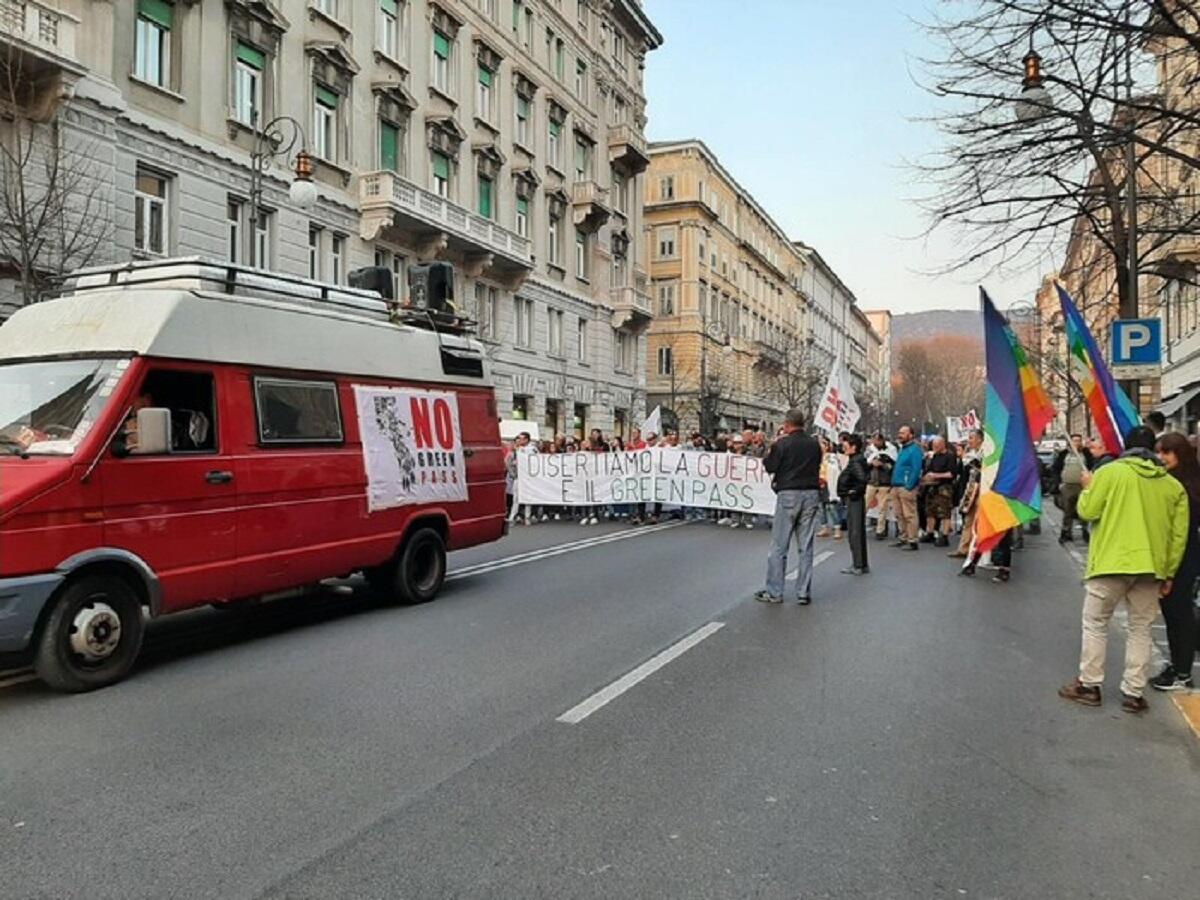 No Green pass, corteo a Trieste contro misure e guerra - 