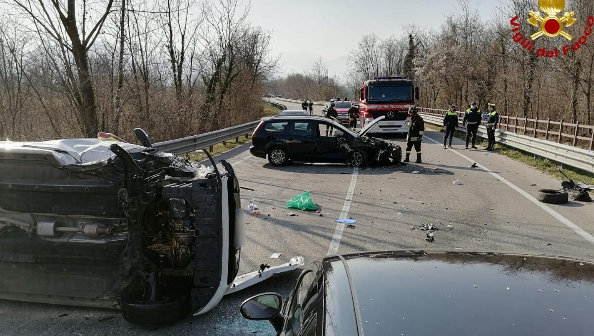 Incidente a Schio, scontro tra quattro auto: tre feriti - 