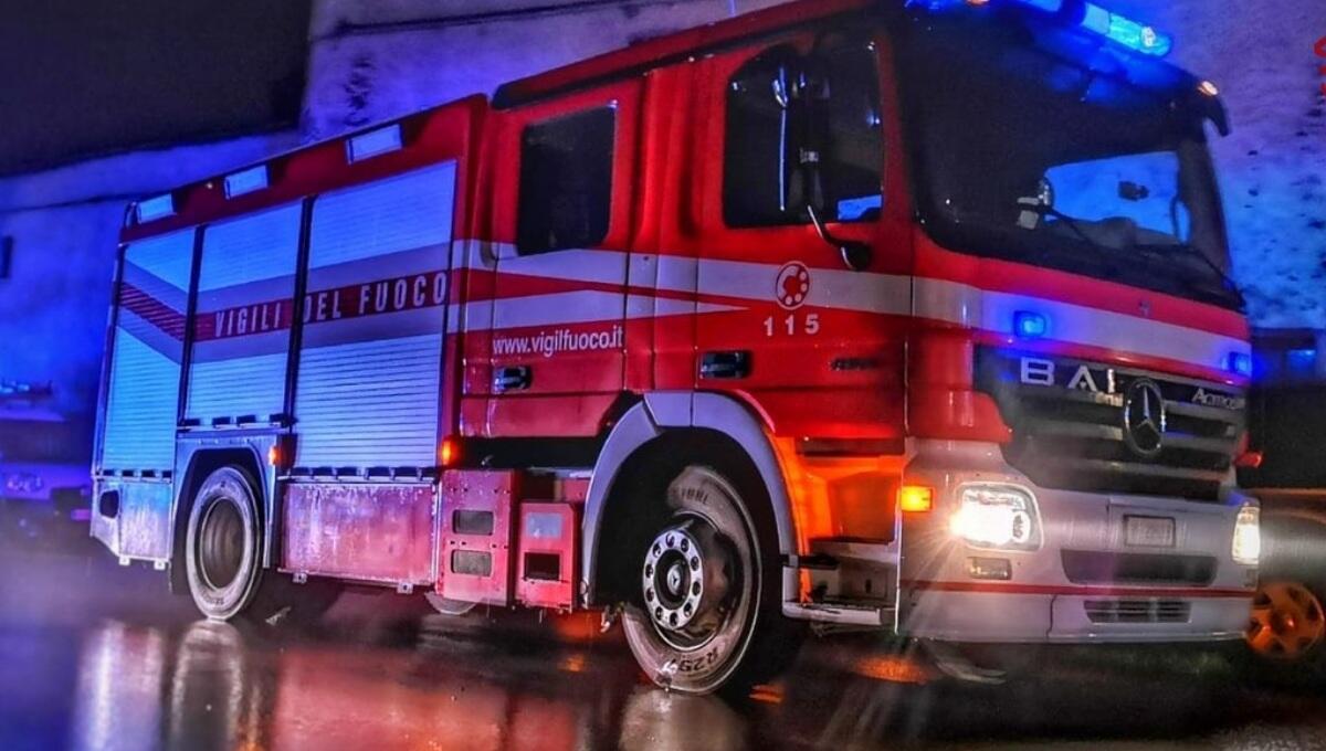 Pompieri salvano una donna mentre subisce violenza da un uomo - 